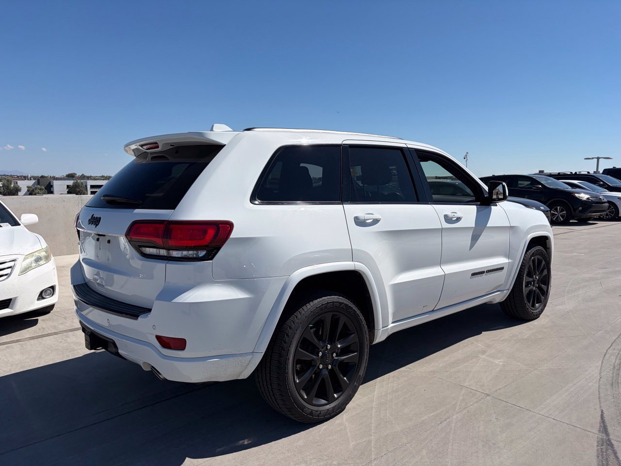 Used 2017 Jeep Grand Cherokee Altitude RWD image 2
