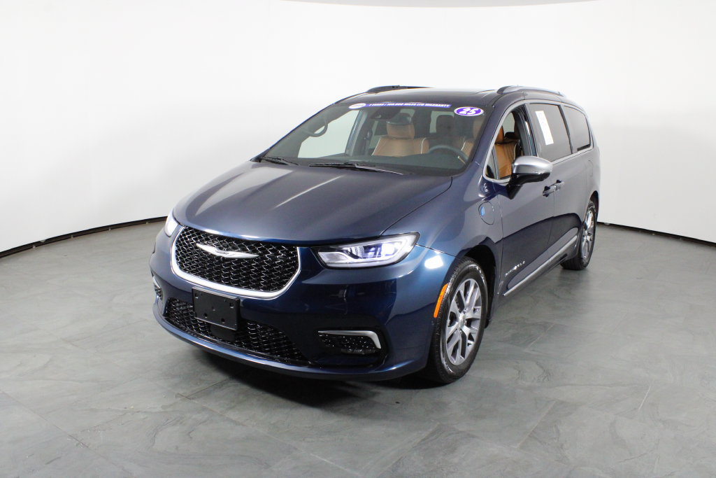 Used 2025 Chrysler Pacifica Pinnacle FWD image 2