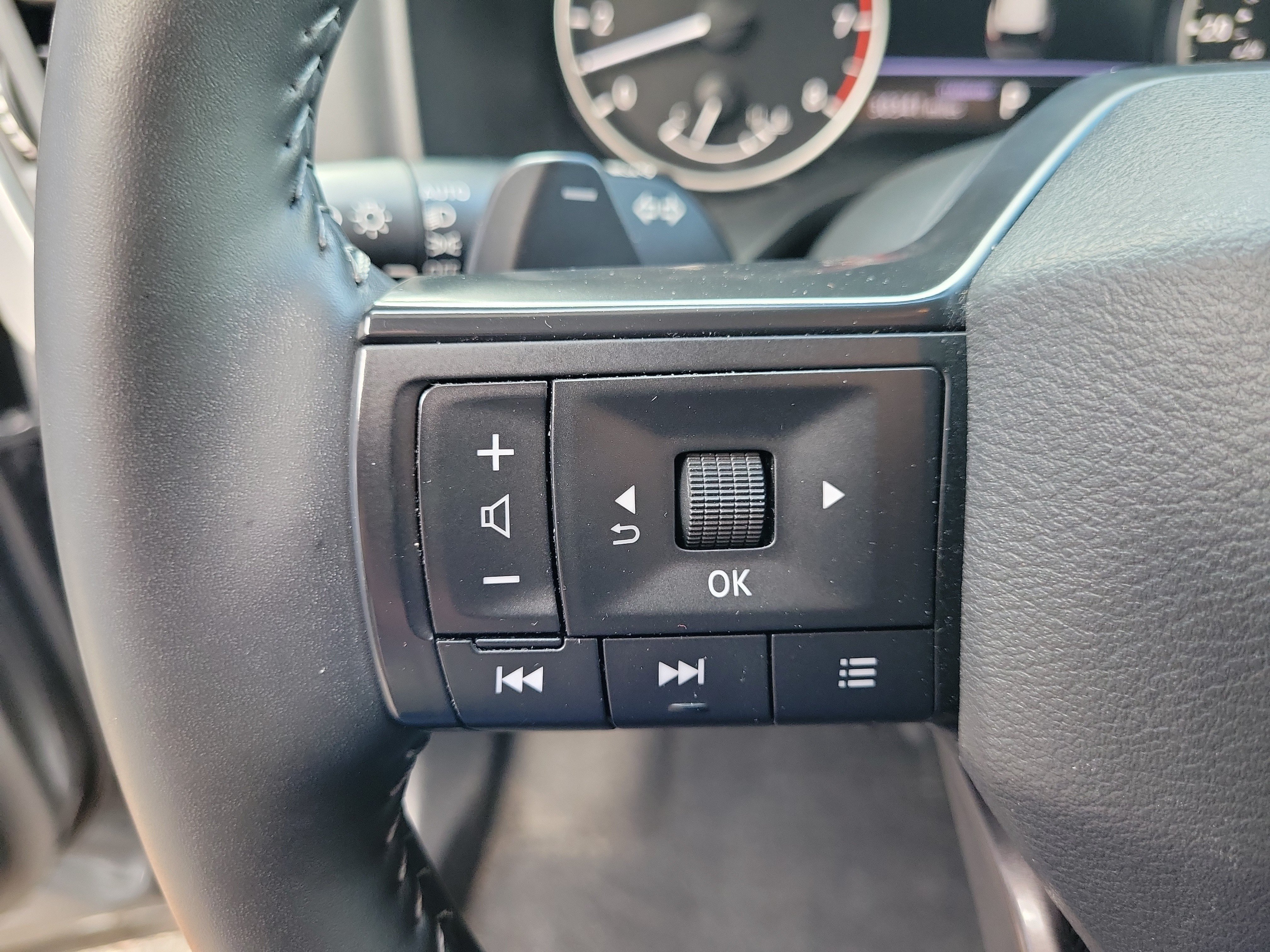 Certified 2025 Nissan Rogue SV w/ SV Premium Package FWD image 16