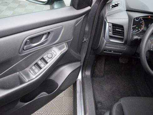 Used 2025 Nissan Rogue S AWD/4WD image 27