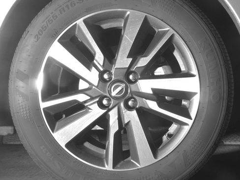 Used 2025 Nissan Versa SV FWD image 13