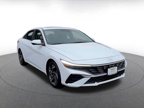 Used 2025 Hyundai Elantra Limited image 3