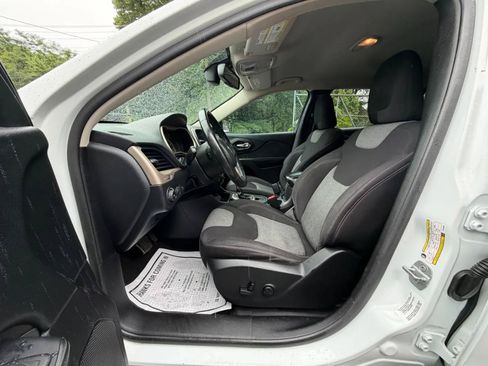 Used 2014 Jeep Cherokee Latitude w/ Comfort/Convenience Group FWD image 17