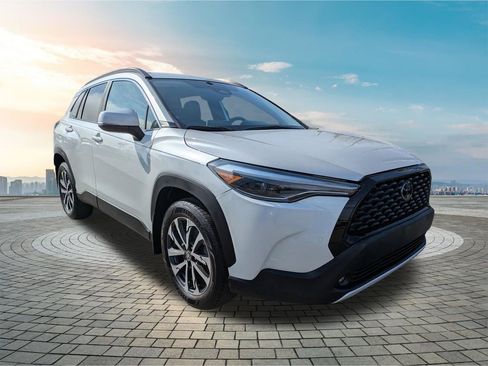 Used 2024 Toyota Corolla Cross XLE image 2