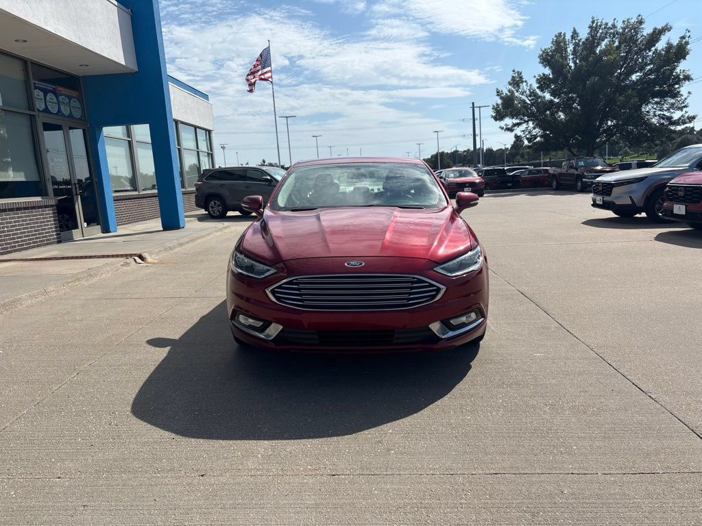Used 2017 Ford Fusion SE w/ Fusion SE Technology Package FWD image 2