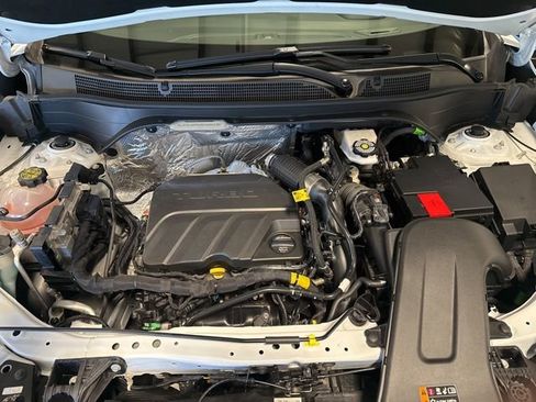 Used 2025 Chevrolet Trax LT w/ LT Convenience Package image 11