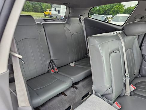 Used 2015 Chevrolet Traverse LT w/ Style and Technology Package FWD image 8
