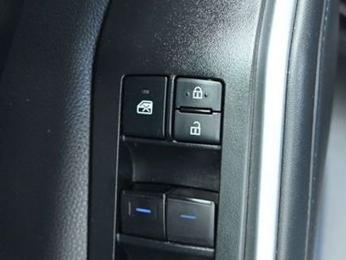 Used 2022 Toyota Highlander L image 25