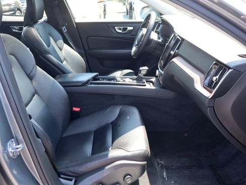 Used 2019 Volvo S60 T5 Momentum w/ Multimedia Package FWD image 9