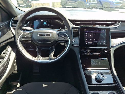 Used 2024 Jeep Grand Cherokee Laredo AWD/4WD image 11