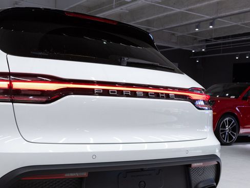 Certified 2026 Porsche Macan AWD/4WD image 31