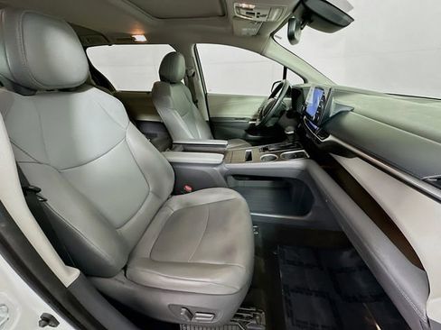 Used 2021 Toyota Sienna XLE image 27