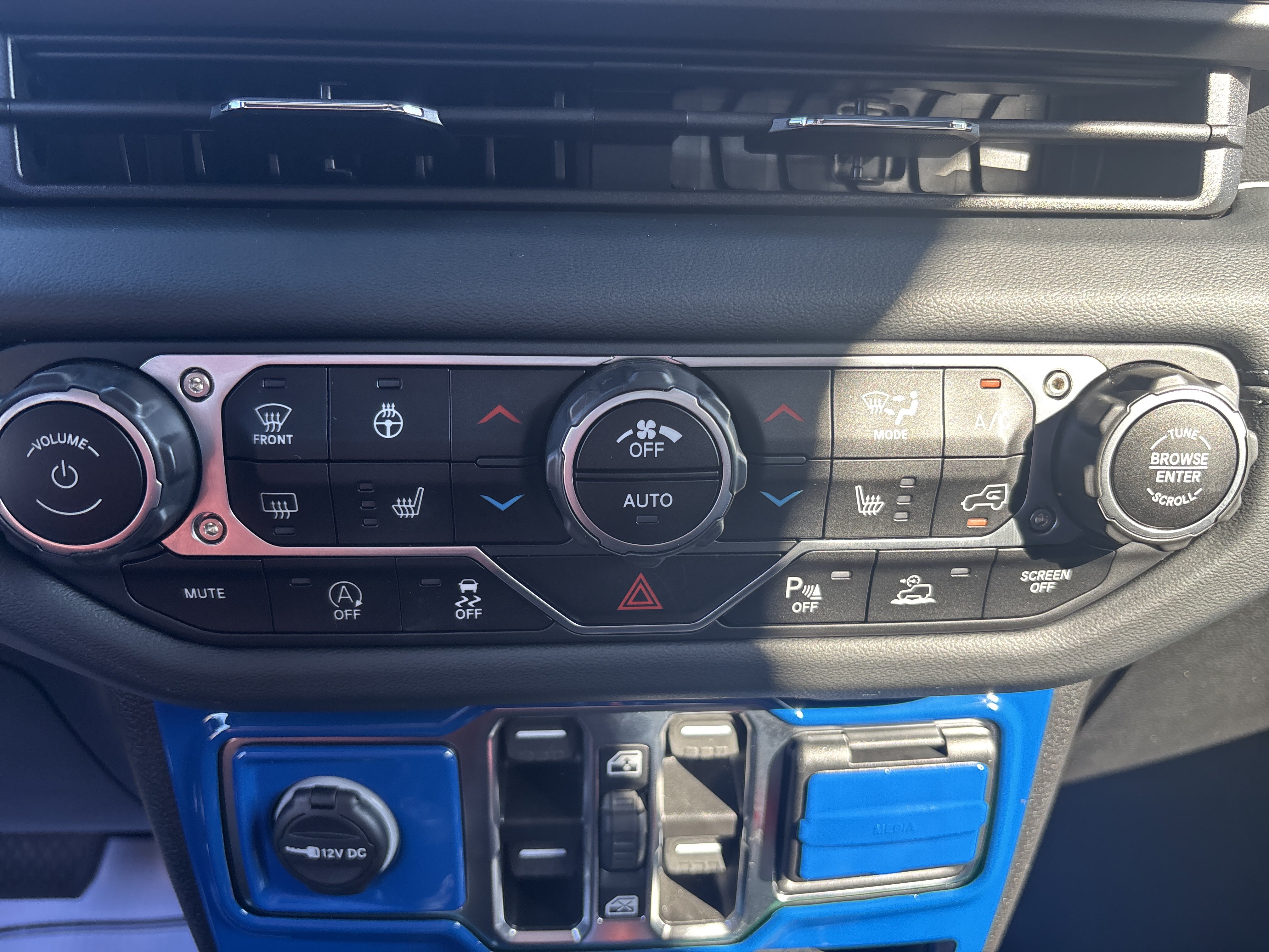 Used 2024 Jeep Wrangler Unlimited Sahara w/ Technology Group AWD/4WD image 11