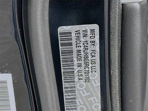 Used 2024 Jeep Grand Cherokee Limited w/ Black Appearance Package image 31