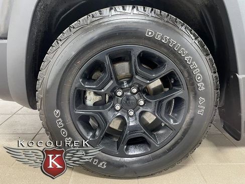 Used 2022 Jeep Cherokee Trailhawk w/ Trailer Tow Group AWD/4WD image 7