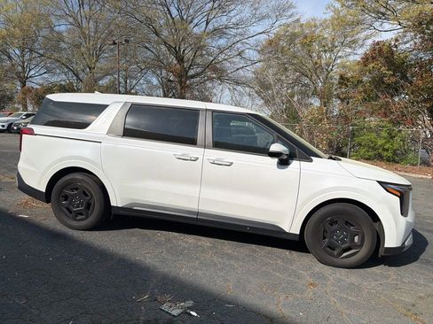 Used 2025 Kia Carnival image 4