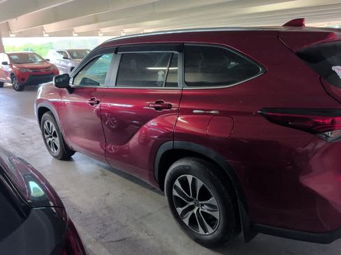 Used 2023 Toyota Highlander XLE AWD/4WD image 4