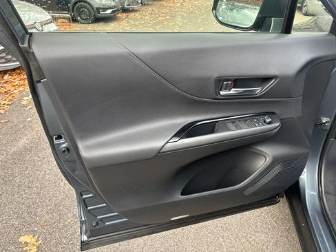 Used 2021 Toyota Venza LE image 5