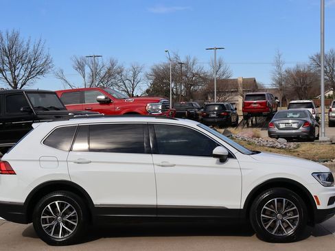 Used 2020 Volkswagen Tiguan SE w/ Panoramic Sunroof Package image 6