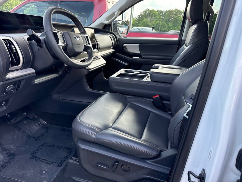 Used 2025 Ford Expedition Active AWD/4WD image 3