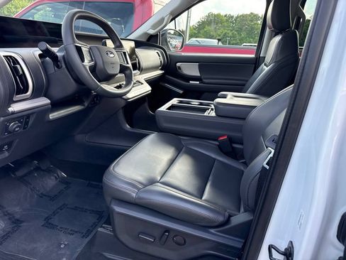 Used 2025 Ford Expedition Active AWD/4WD image 3