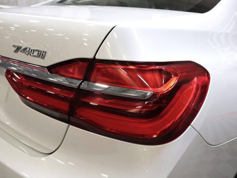 Used 2016 BMW 740i image 8