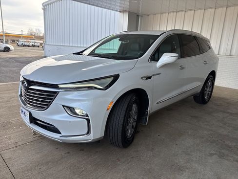 Used 2022 Buick Enclave Essence image 3