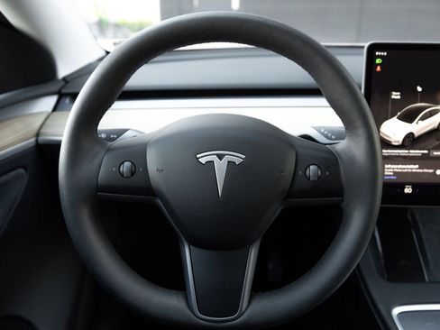 Used 2024 Tesla Model Y 2WD image 13