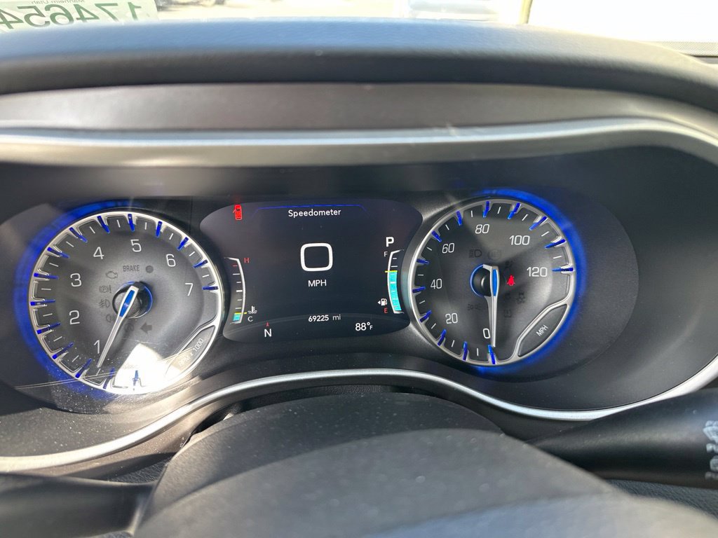 Used 2023 Chrysler Pacifica Touring-L FWD image 20