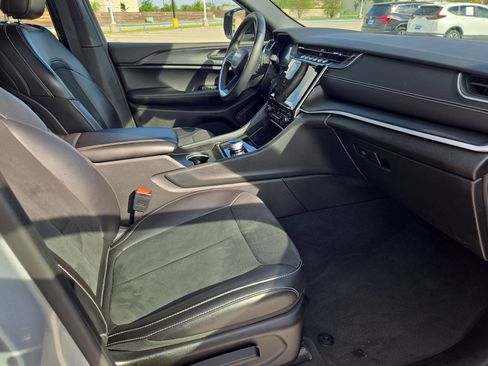 Used 2025 Jeep Grand Cherokee Altitude image 31