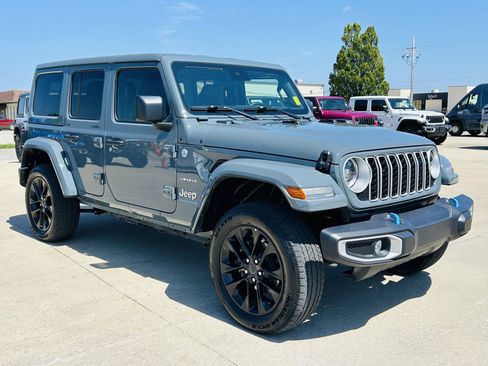Used 2024 Jeep Wrangler Unlimited Sahara w/ Safety Group AWD/4WD image 2