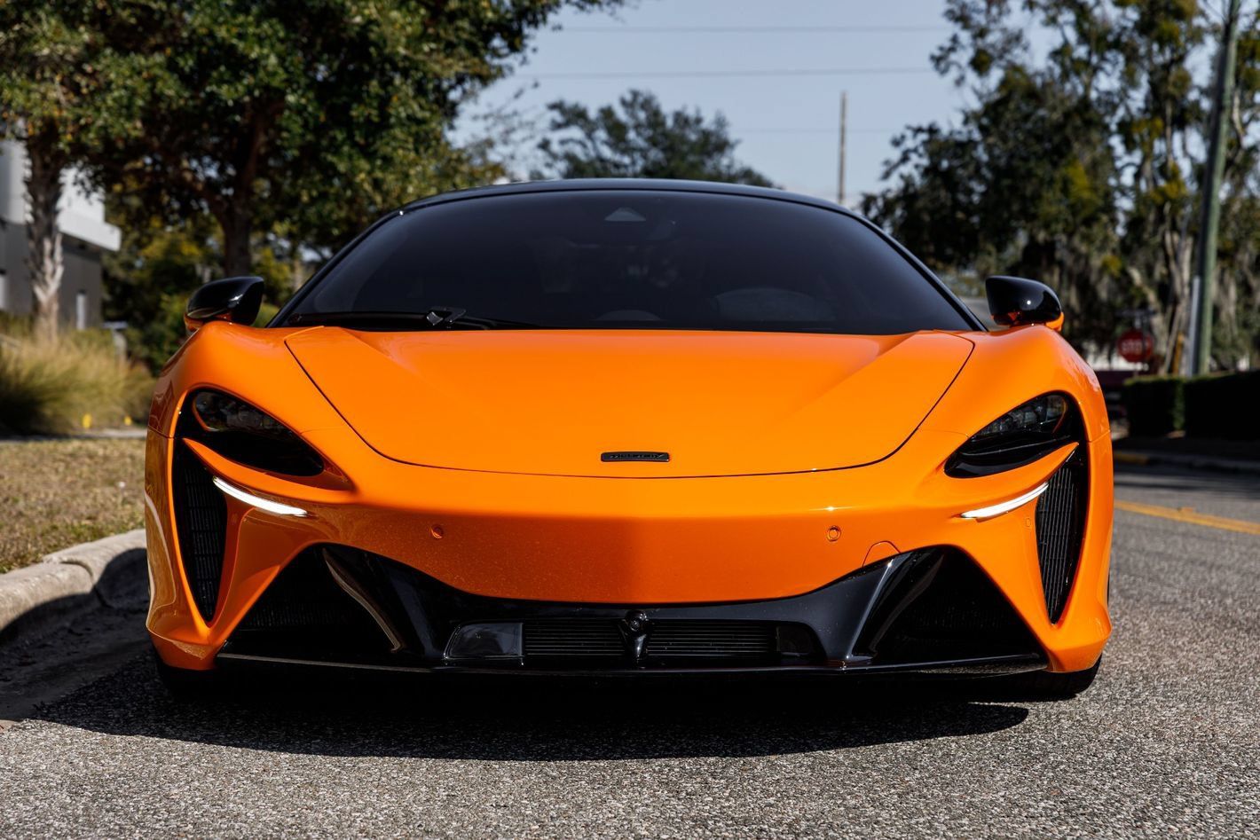 Used 2025 McLaren Artura RWD image 18