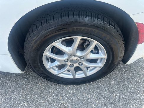 Used 2023 Chrysler Pacifica Touring-L FWD image 9