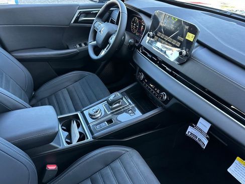New 2025 Mitsubishi Outlander SE image 17
