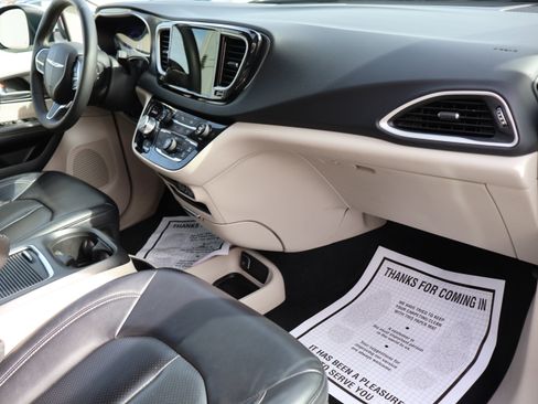 Used 2023 Chrysler Pacifica Touring-L image 9