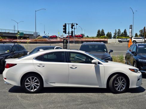 Used 2017 Lexus ES 300h w/ Navigation System Package FWD image 3