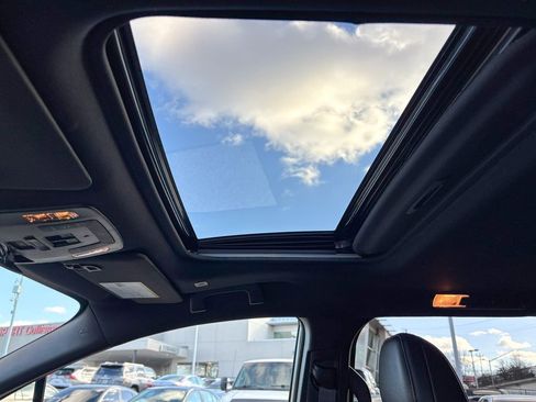 Used 2025 Toyota Sienna Limited image 15