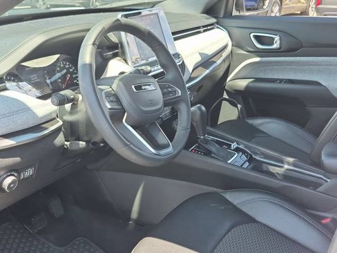 Used 2025 Jeep Compass Latitude w/ Sun & Sound Group AWD/4WD image 15
