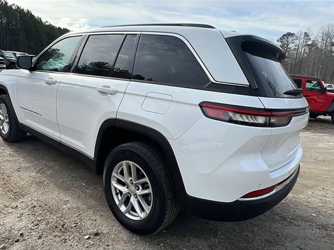 Used 2024 Jeep Grand Cherokee Laredo X image 10