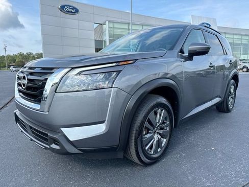 Used 2024 Nissan Pathfinder SV FWD image 1