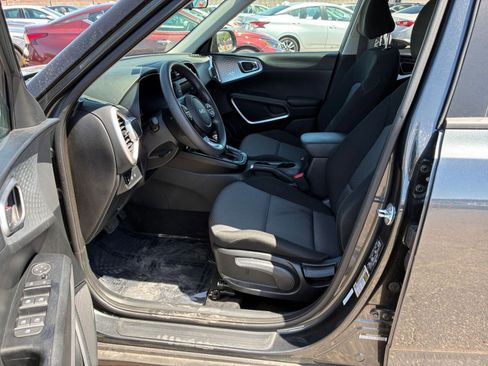 Used 2025 Kia Soul LX w/ LX Technology Package FWD image 24
