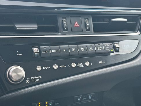 Certified 2025 Lexus ES 300h w/ Premium Package image 16