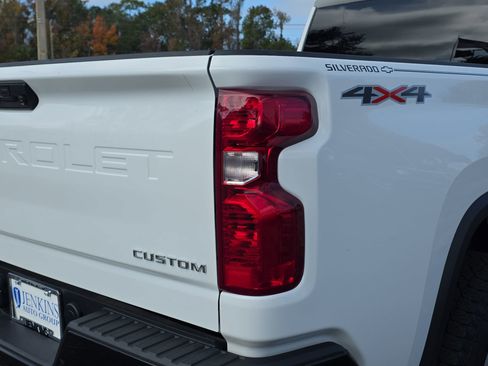 Used 2024 Chevrolet Silverado 2500 Custom w/ Custom Value Package image 7