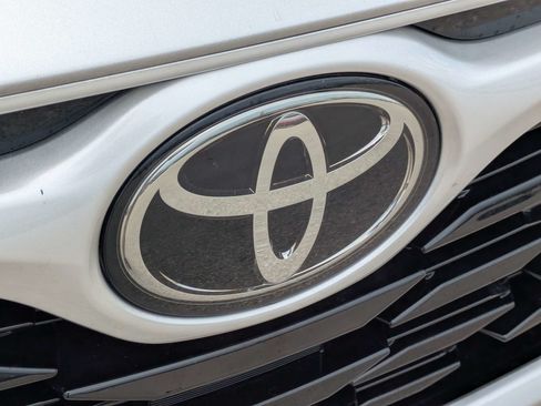 Used 2022 Toyota Highlander LE FWD image 14
