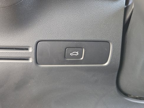 Used 2024 Volvo XC40 B5 Core image 32