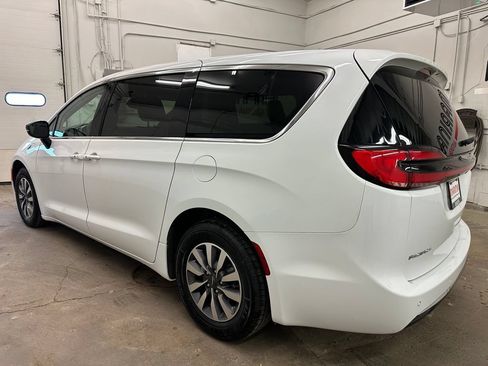 Certified 2024 Chrysler Pacifica Limited FWD image 17