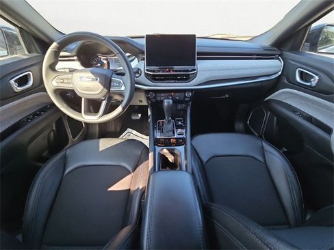 Used 2024 Jeep Compass Latitude image 10