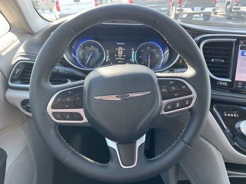 Used 2024 Chrysler Pacifica Limited FWD image 42