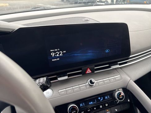 Used 2023 Hyundai Elantra SEL w/ Convenience Package image 17