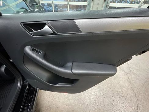 Used 2017 Volkswagen Jetta SE image 17